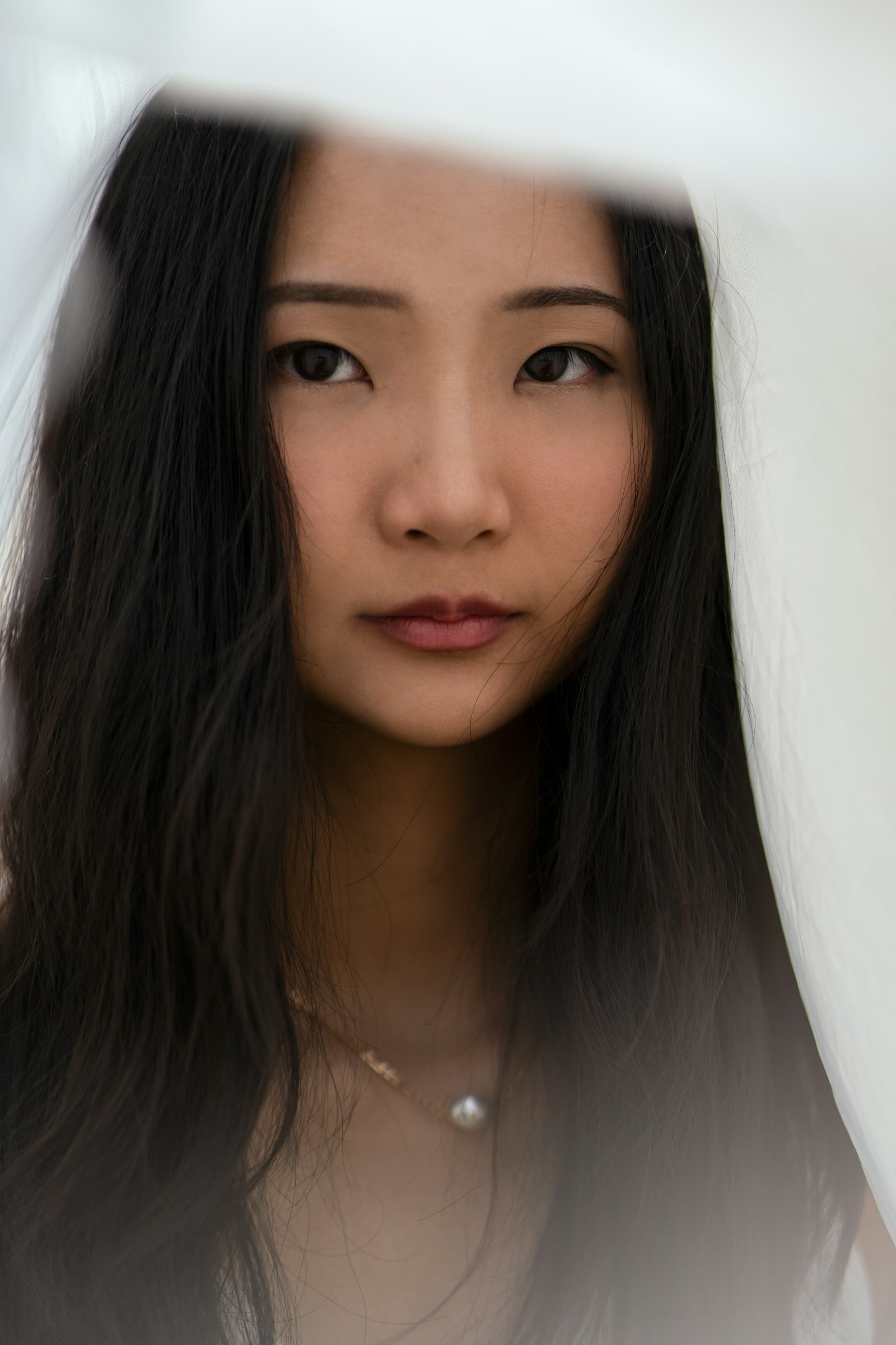 黒髪ロングの自然なポートレート